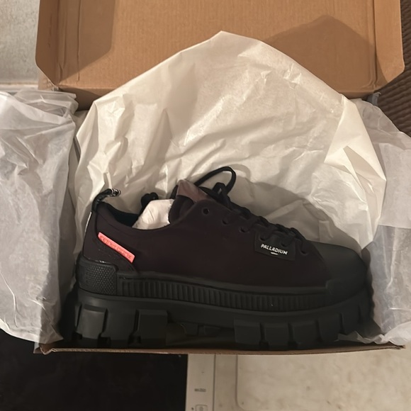 - Palladium Revolt Lo Tx Black Low Sneaker Boot Chunky new Womens 7.5 - Picture 2 of 8